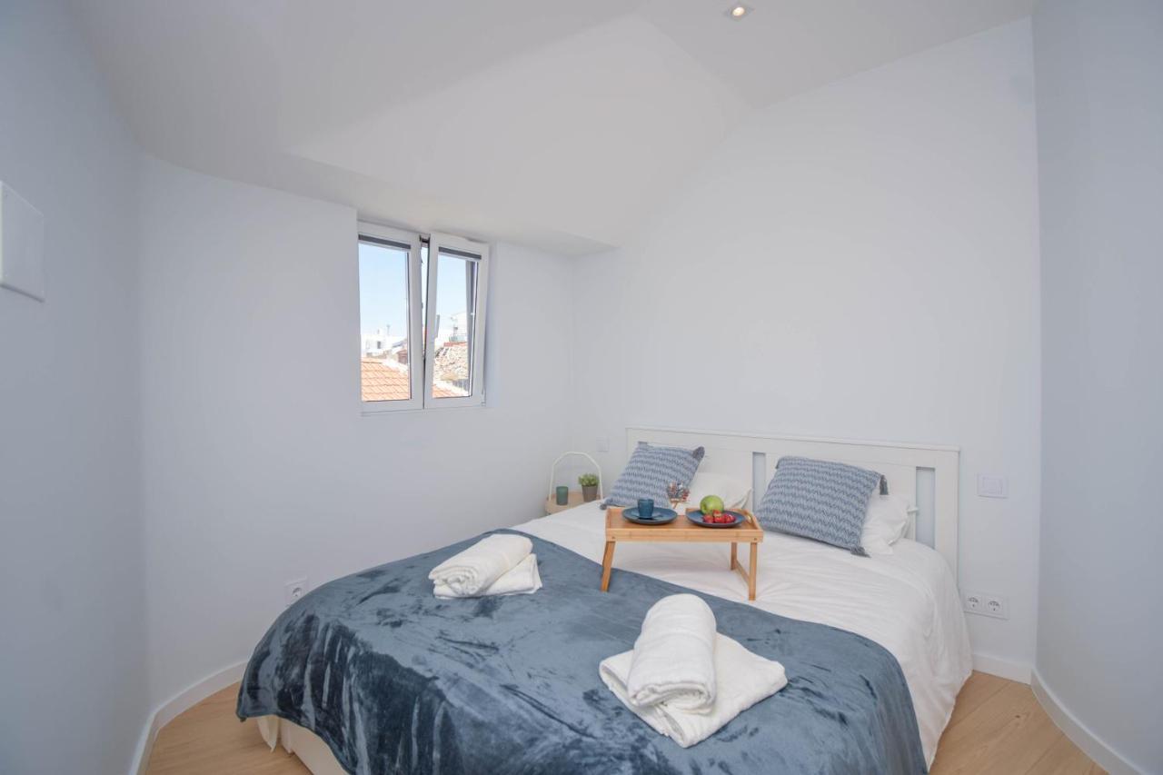 Central & Stylish 2 Bedroom Apartment W/ Balcony Cascais Bagian luar foto