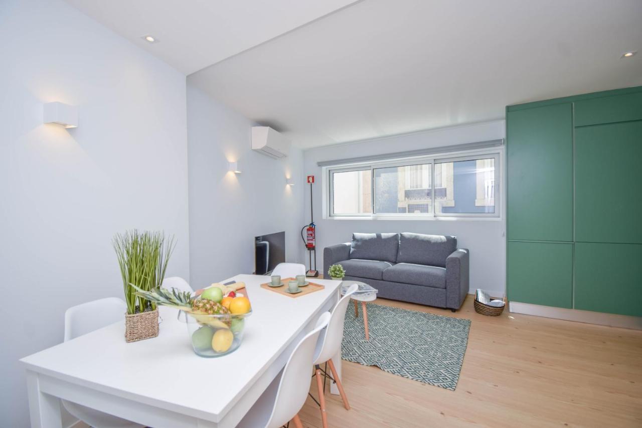 Central & Stylish 2 Bedroom Apartment W/ Balcony Cascais Bagian luar foto